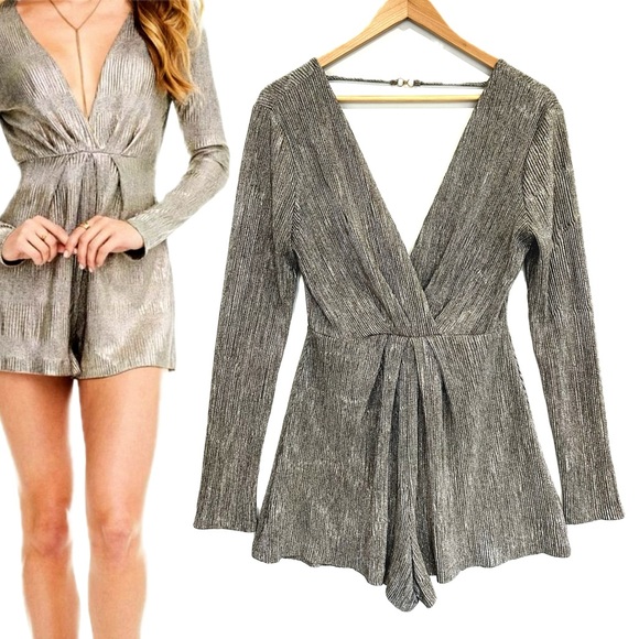 ASTR Kenzie Silver Metallic Plunging V-Neck Romper Size Small Long Sleeve Slinky - Picture 1 of 13